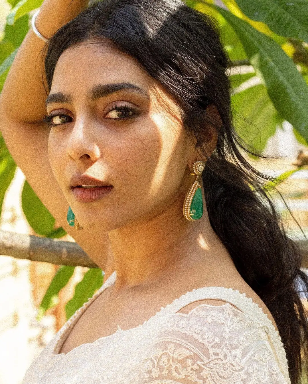 TAMIL ACTRESS AISHWARYA LEKSHMI IN WHITE COLOR SAREE BLOUSE